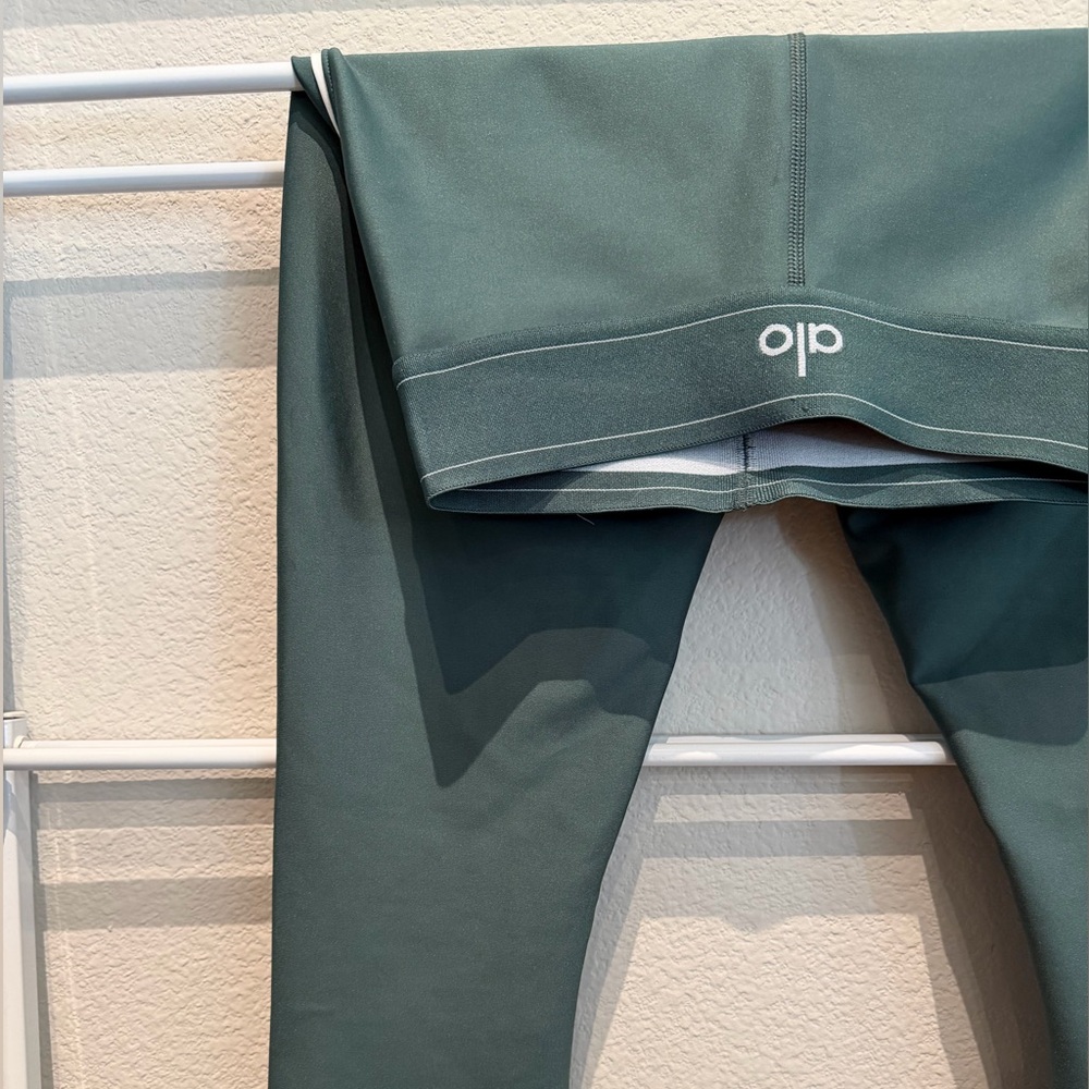 ALO Yoga Clover Green/White Leggings - Picture 2 of 6